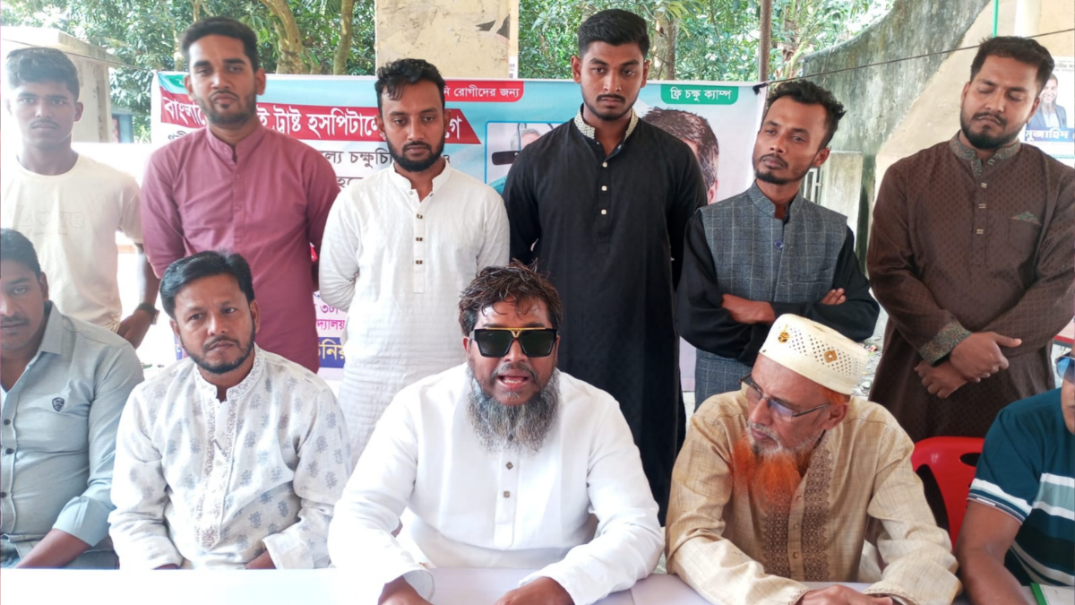 স্থপতি মুজাহিদ বেগের সার্বিক সহযোগিতায় দিনব্যাপী ফ্রি চক্ষু ক্যাম্পের আয়োজন করা হয়। ছবি- রূপালী বাংলাদেশ