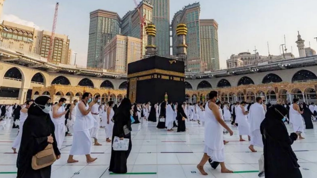 ইহরাম পরে কাবা শরিফ তাওয়াফ ।  ছবি- সংগৃহীত