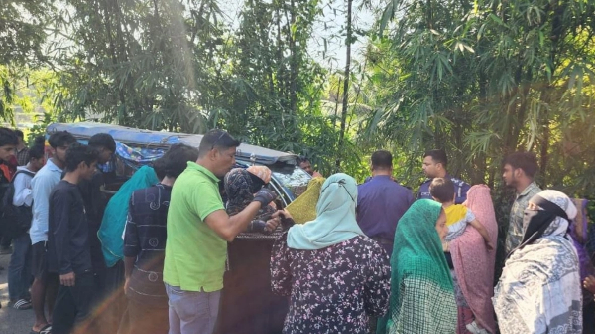 খবর শুনে ঘটনাস্থলে ভিড় করে স্বজন ও স্থানীয়রা। ছবি- সংগৃহীত