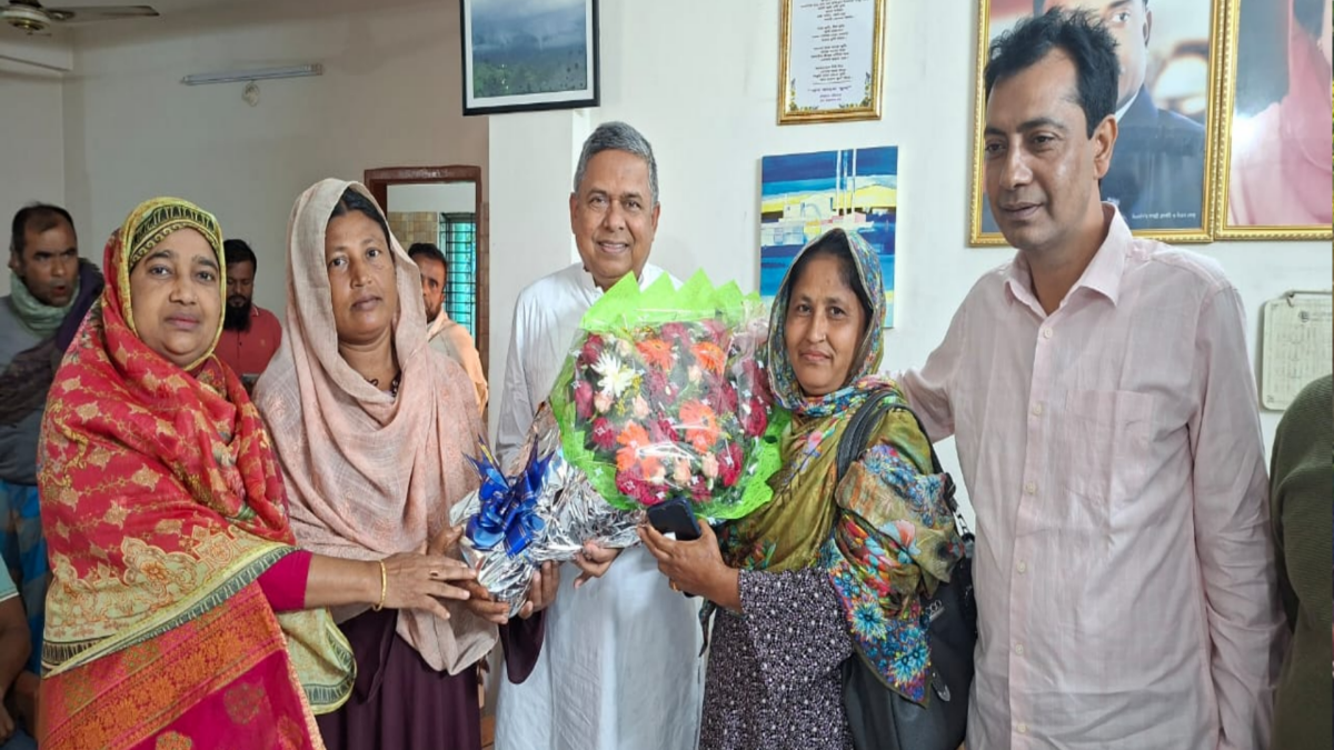 অধ্যাপক ডা. রফিকুল ইসলাম বাচ্চুর নিজ বাসভবনে ফুলেল শুভেচ্ছা জানিয়ে তারা আনুষ্ঠানিকভাবে বিএনপিতে যোগদান করেন। ছবি- রূপালী বাংলাদেশ