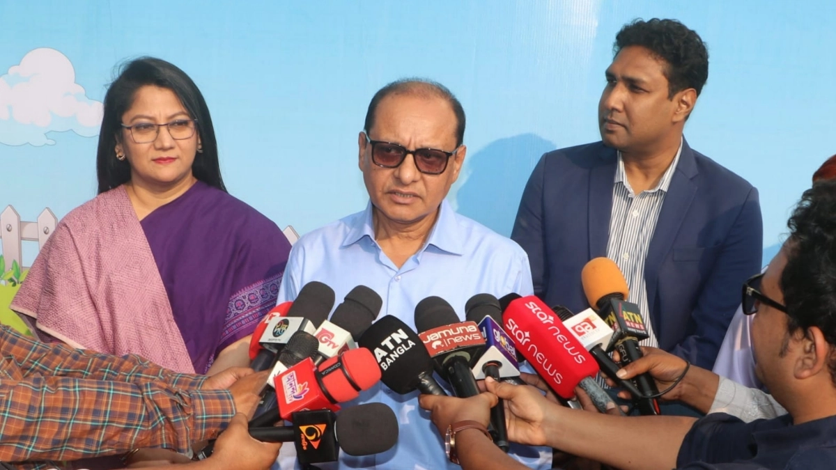 সাংবাদিকদের সাথে কথা বলেন প্রাথমিক ও গণশিক্ষা মন্ত্রণালয়ের উপদেষ্টা অধ্যাপক ডা. বিধান রঞ্জন রায় পোদ্দার। ছবি- রূপালী বাংলাদেশ
