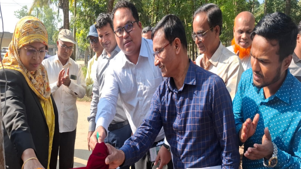 প্রশাসনের কর্মকর্তাদের সঙ্গে নিয়ে উদ্বোধন করলেন ফেনী জেলা প্রশাসক মনিরা হক।  ছবি- রূপালী বাংলাদেশ