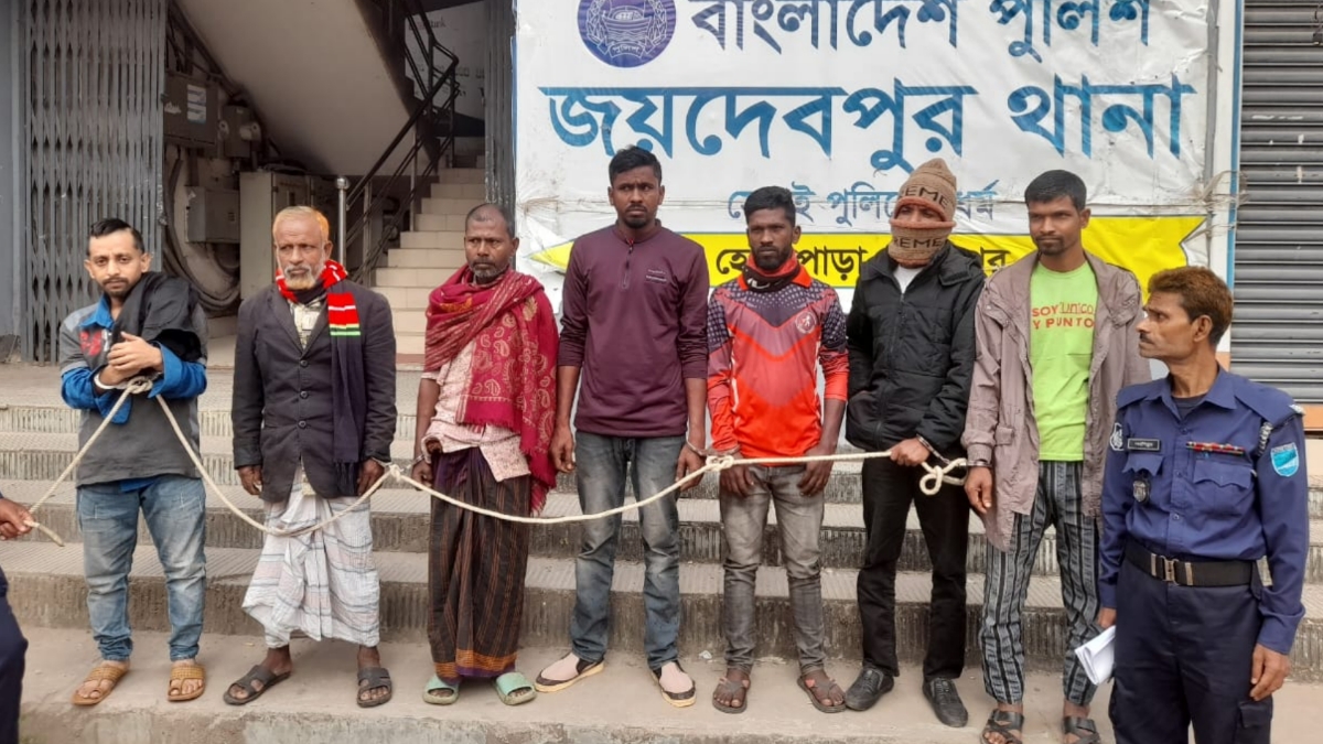 গ্রেপ্তাকৃত আসামিরা। ছবি- রূপালী বাংলাদেশ