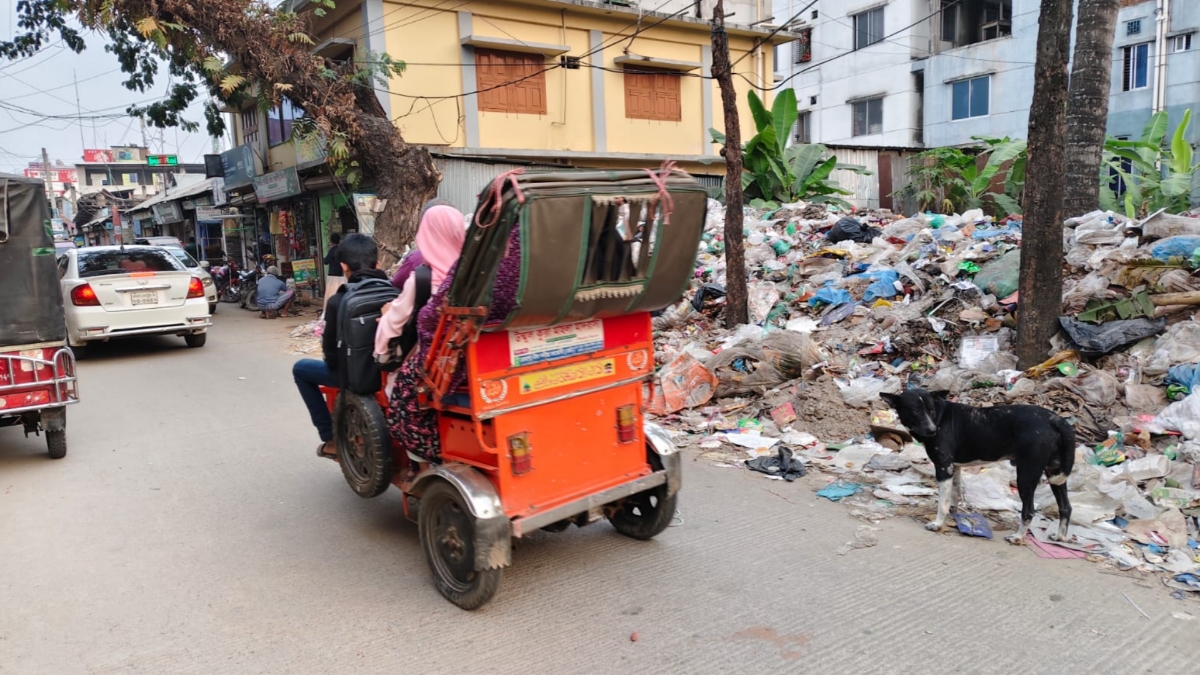 প্রশাসনের নাকের ডগায় দিনের পর দিন ময়লার স্তূপ জমলেও তা দেখার যেন কেউ নেই।  ছবি- রূপালী বাংলাদেশ