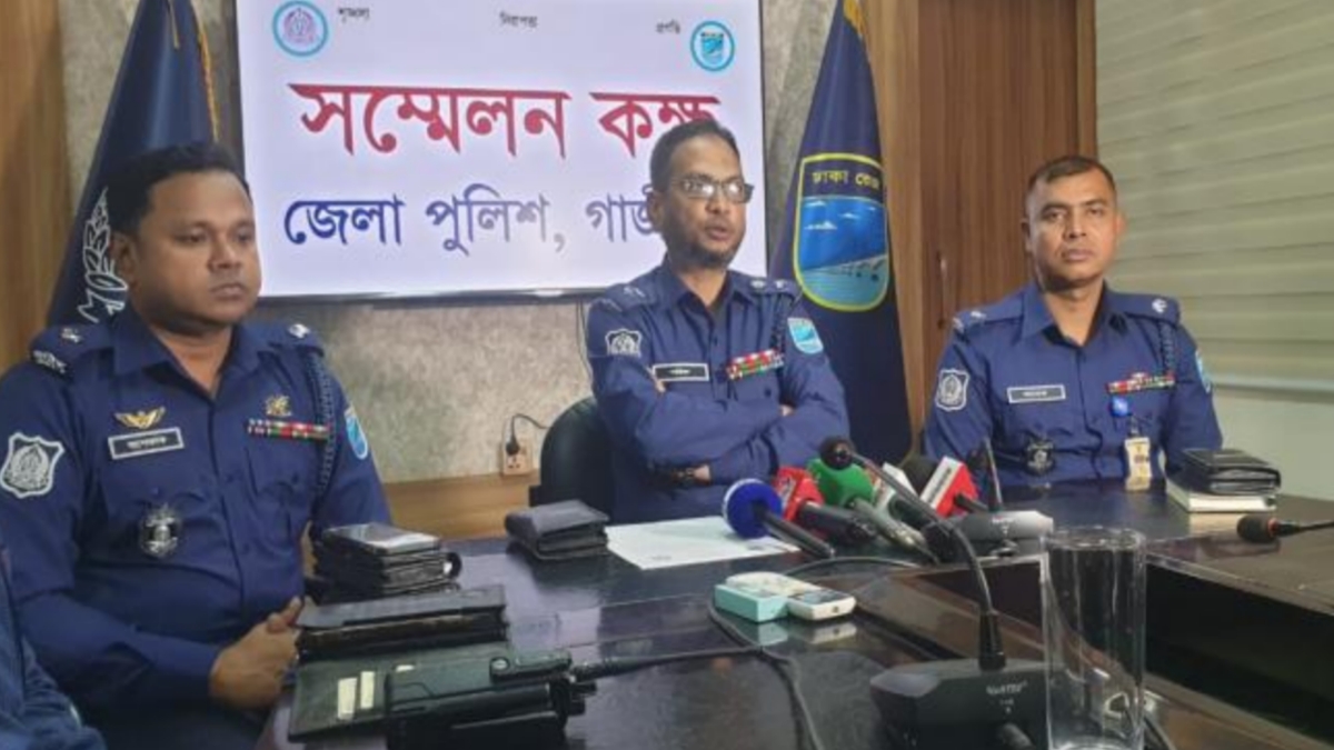 সাংবাদিকদের সাথে কথা বলেছেন পুলিশ সুপার।  ছবি- রূপালী বাংলাদেশ