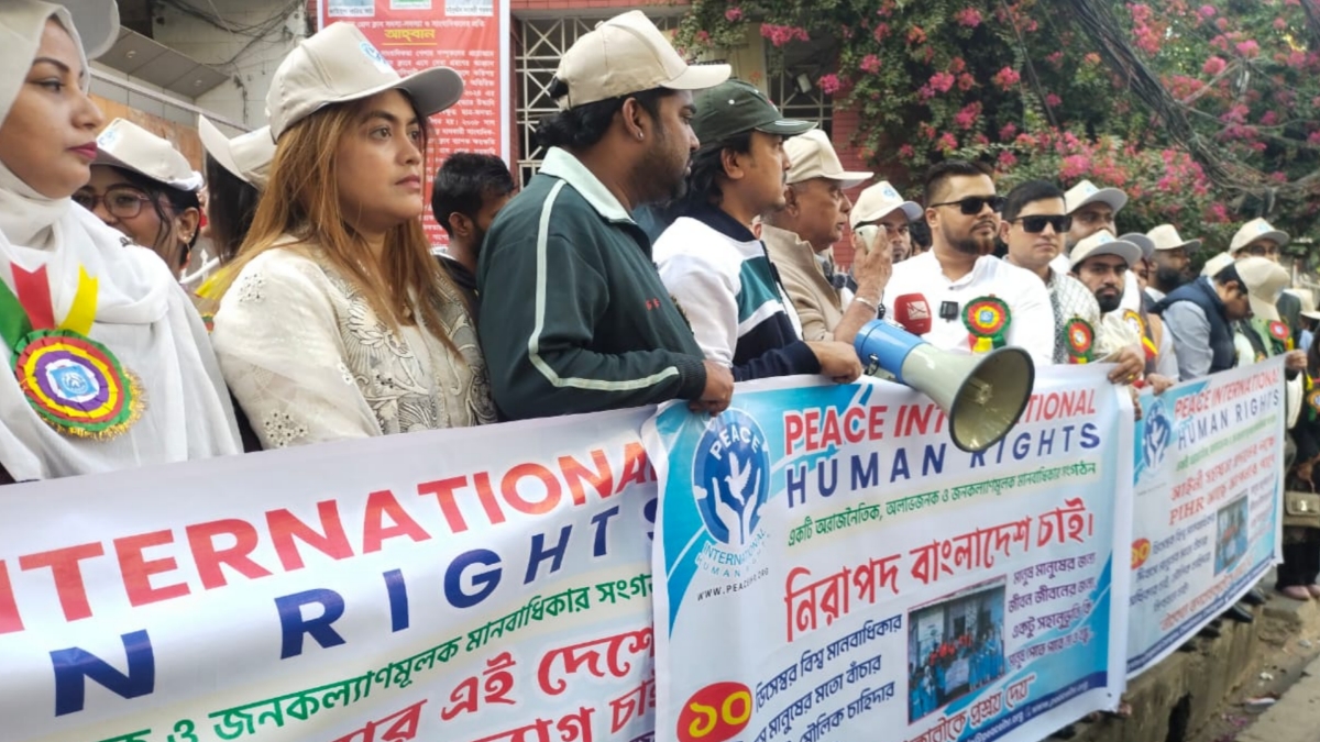 র‌্যালিতে ব্যানার–প্ল্যাকার্ড হাতে অংশ নেন নানা বয়সী মানুষ। ছবি- রূপালী বাংলাদেশ