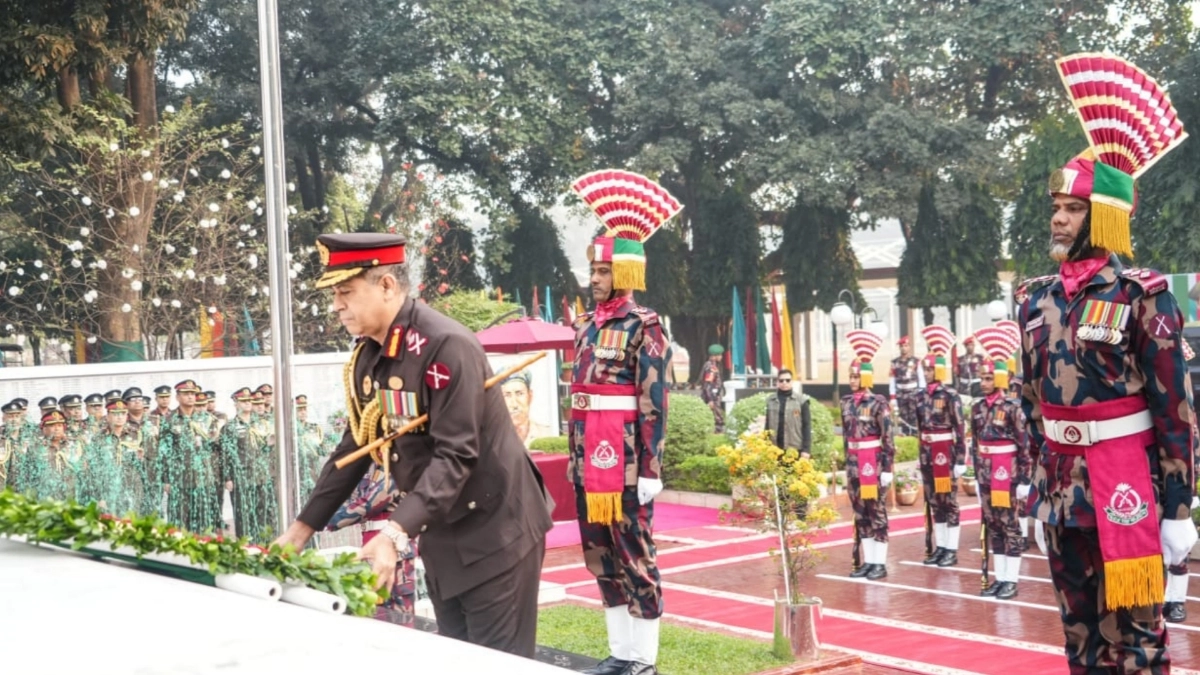 বিজিবি মহাপরিচালক মেজর জেনারেল মোহাম্মদ আশরাফুজ্জামান সিদ্দিকী শহীদ মুক্তিযোদ্ধাদের প্রতি শ্রদ্ধা জানিয়ে পুষ্পস্তবক অর্পণ করেন।  ছবি- সংগৃহীত