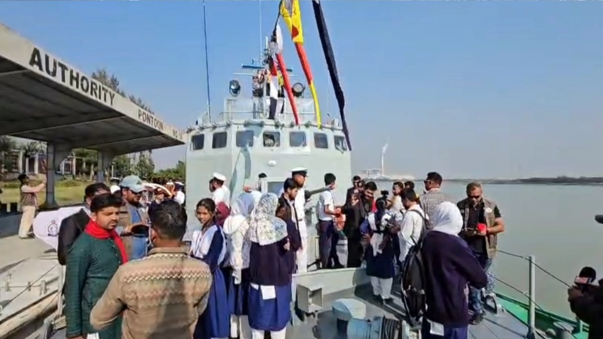 বনৌজা কুশিয়ারা যুদ্ধজাহাজ জনসাধারণের দর্শনের জন্য উন্মুক্ত করা হয়েছে। ছবি- রূপালী বাংলাদেশ