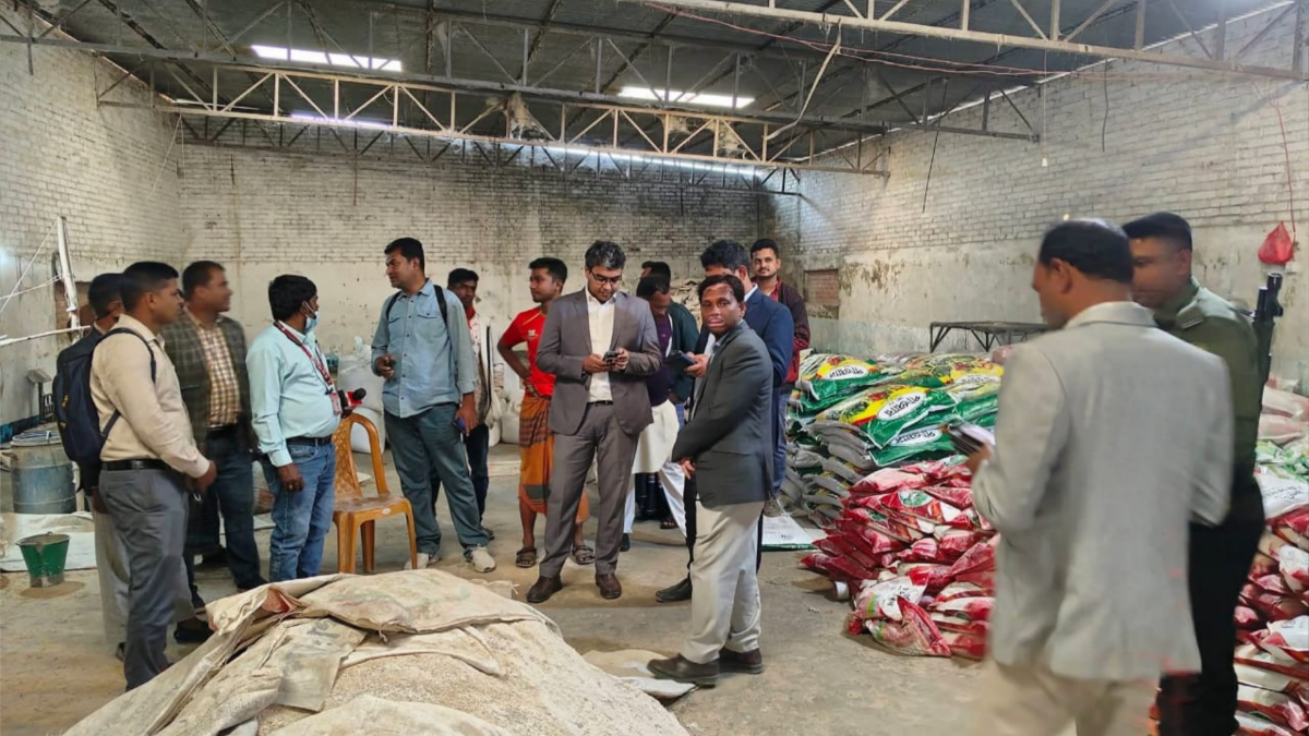 ১৬ টন ভেজাল সার ও সার তৈরির কাঁচামাল জব্দ করেছে উপজেলা প্রশাসন।  ছবি- রূপালী বাংলাদেশ