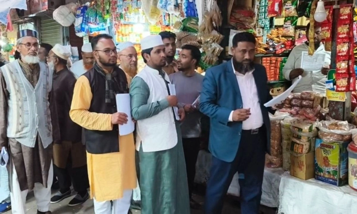 পিরোজপুরে লিফলেট বিতরণ। ছবি : রূপালী বাংলাদেশ