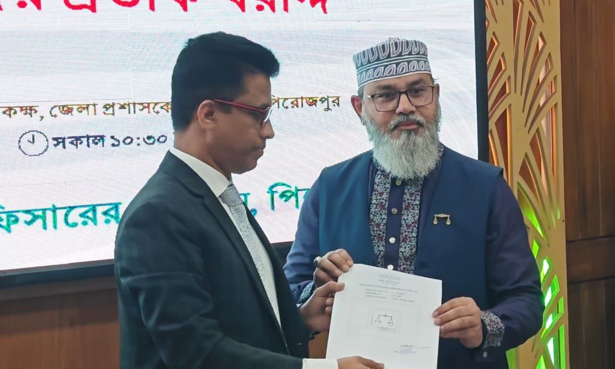 পিরোজপুর জেলার রিটানিং কর্মকর্তা আবু সাঈদ প্রার্থীদের প্রতীক তুলে দেন। ছবি : রূপালী বাংলাদেশ