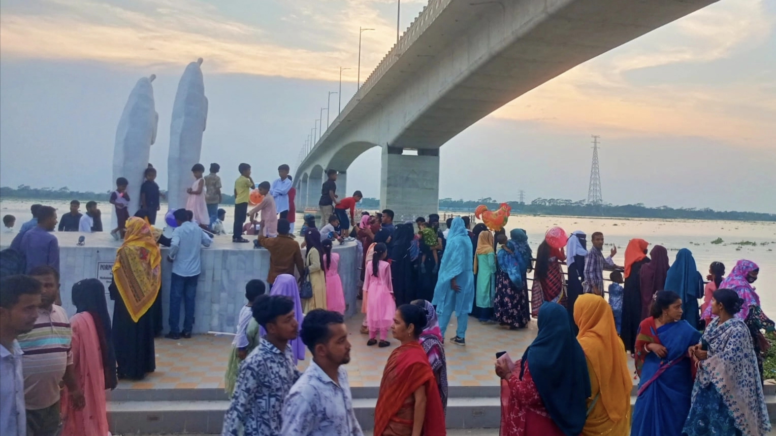 পিরোজপুর সদর, ভান্ডারিয়া, কাউখালী, নাজিরপুর, জিয়ানগর ছাড়াও পার্শ্ববর্তী ঝালকাঠির রাজাপুর উপজেলা থেকে প্রতিদিন শত শত মানুষ এখানে ভিড় করছেন। ছবি : রূপালী বাংলাদেশ