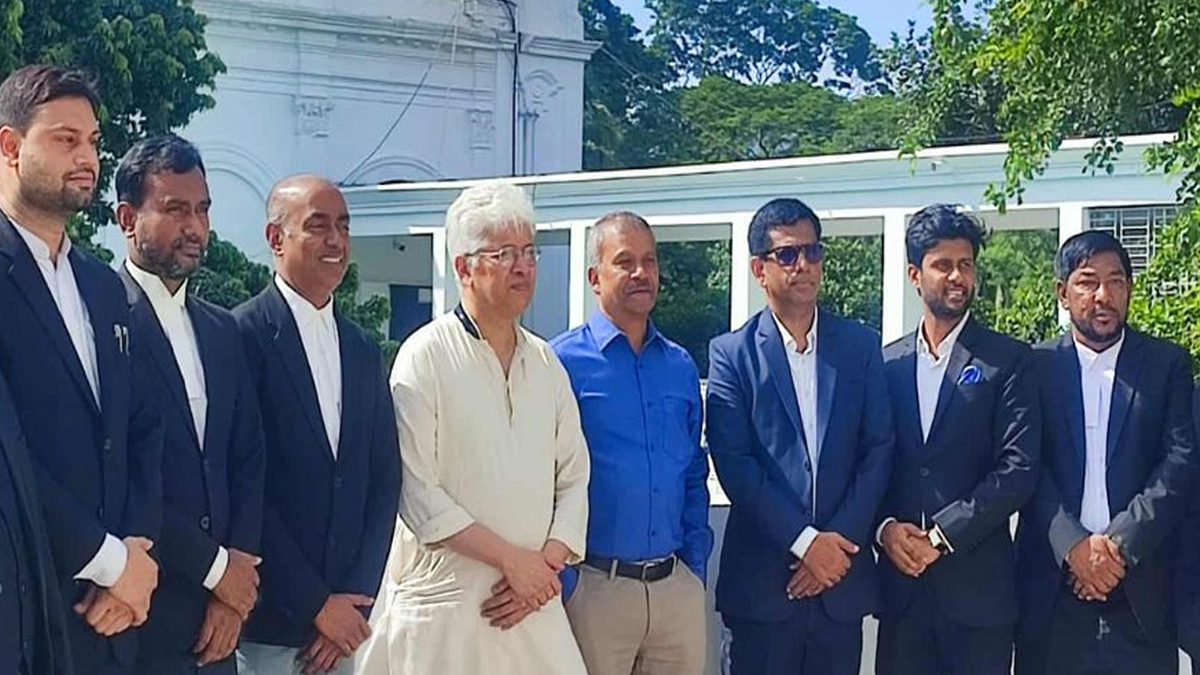 আন্তর্জাতিক অপরাধ ট্রাইব্যুনাল-২’র মূল ভবনের সংস্কারকাজ পরিদর্শনে উপদেষ্টা ড. আসিফ নজরুল এবং উপদেষ্টা আদিলুর রহমান খান। ছবি- সংগৃহীত