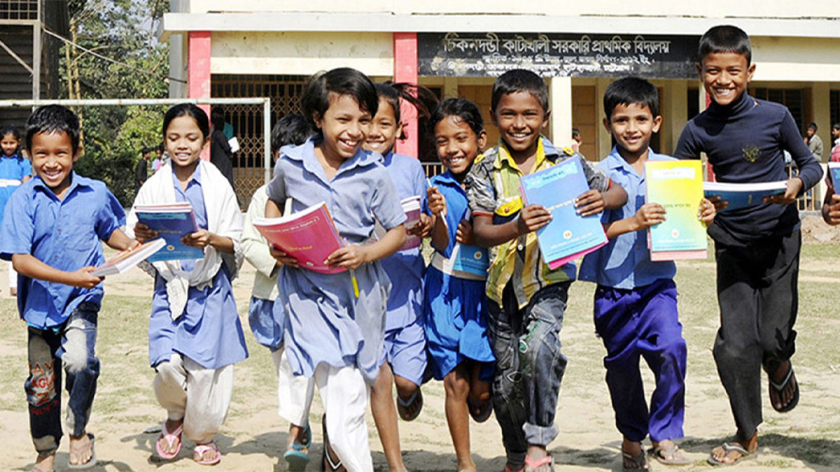 ছুটি হওয়ায় আনন্দে বাড়ি ফিরছে প্রাথমিক বিদ্যালয়ের শিক্ষার্থীরা। ছবি- সংগৃহীত
