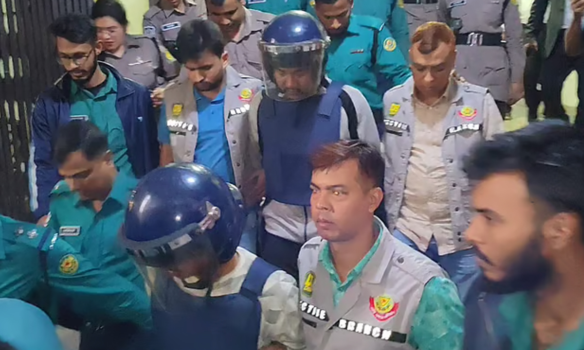 ঢাকার সিএমএম আদালত ভবনে বিয়ন দিউ ও সঞ্জয় চিসিম। ছবি- সংগৃহীত