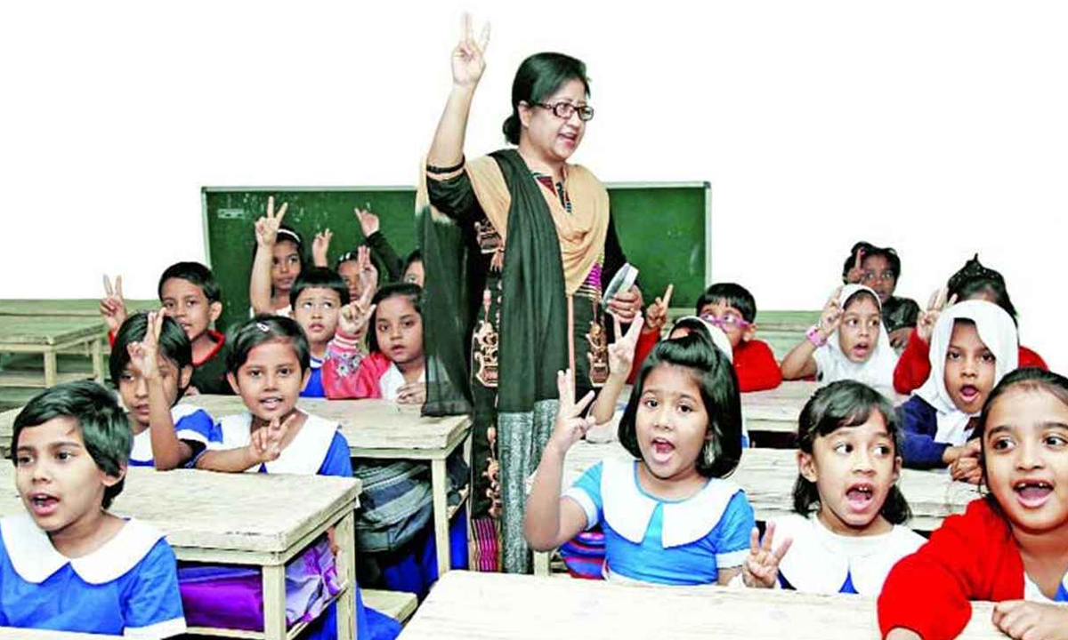 ক্লাস নিচ্ছেন একজন শিক্ষিকা। ছবি- সংগৃহীত