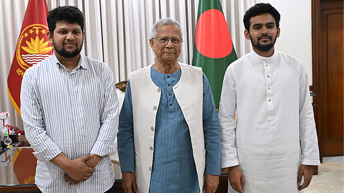 পদত্যাগপত্র জমা দেওয়ার পর প্রধান উপদেষ্টা অধ্যাপক মুহাম্মদ ইউনূসের সঙ্গে মাহফুজ আলম ও আসিফ মাহমুদ সজীব ভূুঁইয়া। ছবি-  সংগৃহীত