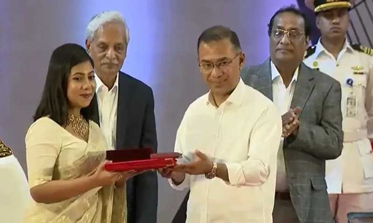 একুশে পদক প্রদান করলেন প্রধানমন্ত্রী তারেক রহমান। ছবি : সংগৃহীত