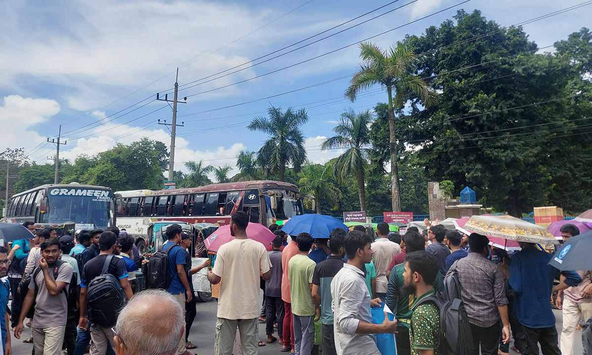 রাবির জাবির ইবনে হাইয়ান ভবনের সামনে বিক্ষোভ মিছিল অনুষ্ঠিত হয়। ছবি- রূপালী বাংলাদেশ