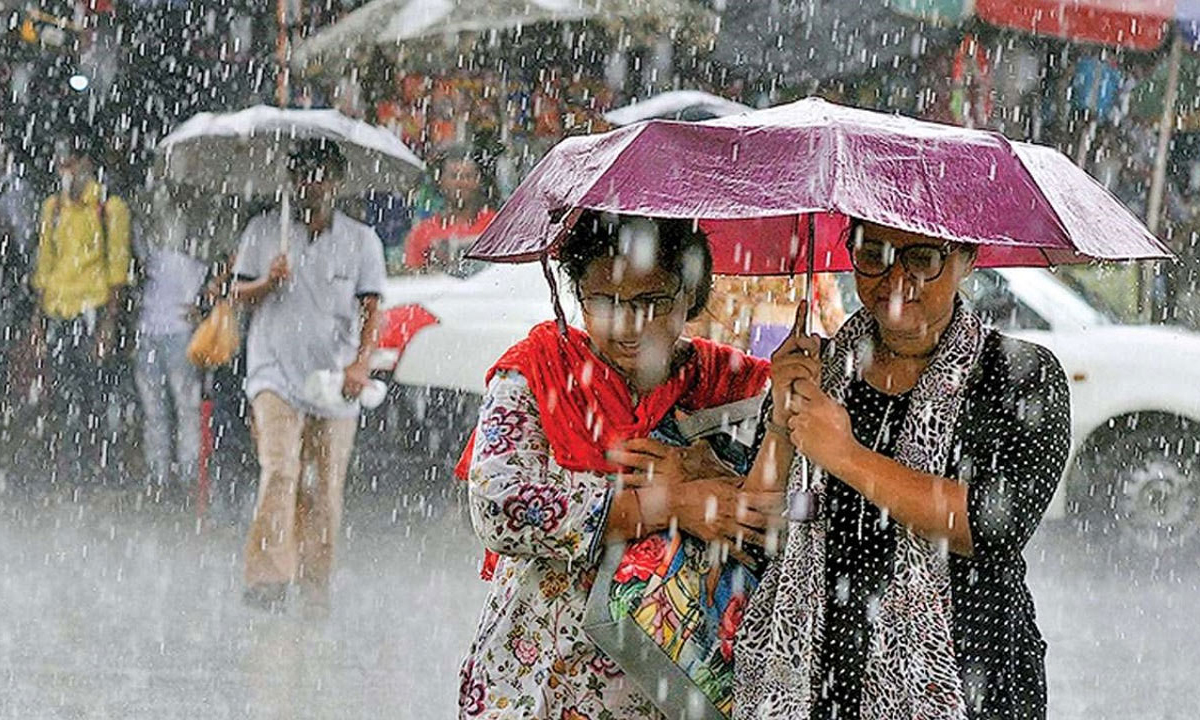 বৃষ্টির সময় ছাতা মাথায় হাঁটেন পথচারীরা। ছবি- সংগৃহীত