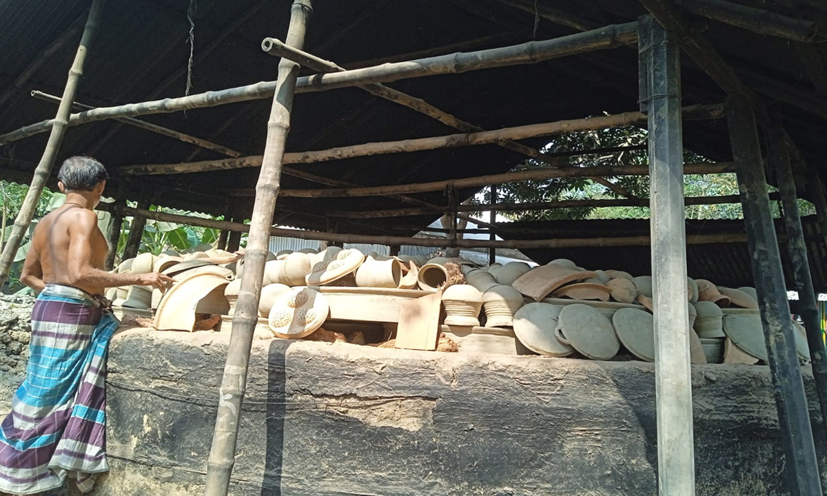 পাবনার একজন মৃৎশিল্পী। ছবি- রূপালী বাংলাদেশ