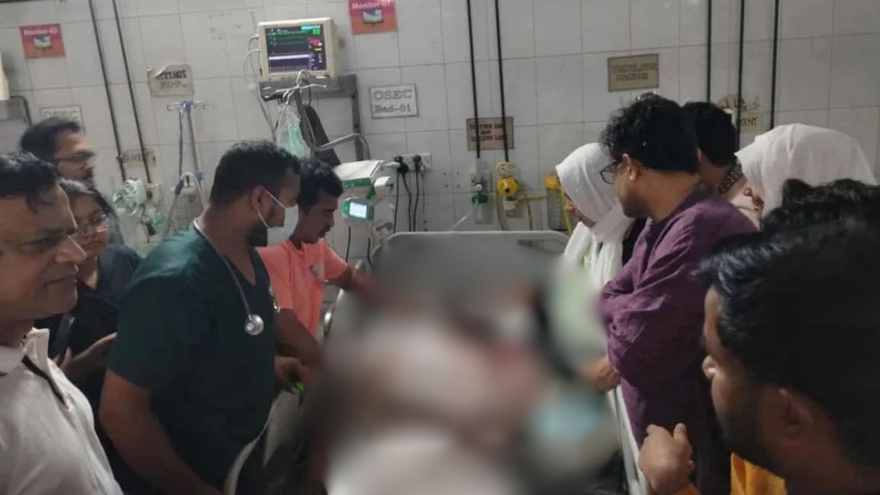 ঢাকা মেডিকেলে নুরুল হক নুরকে দেখতে প্রধান উপদেষ্টার প্রেস সচিব শফিকুল আলম। ছবি- সংগৃহীত