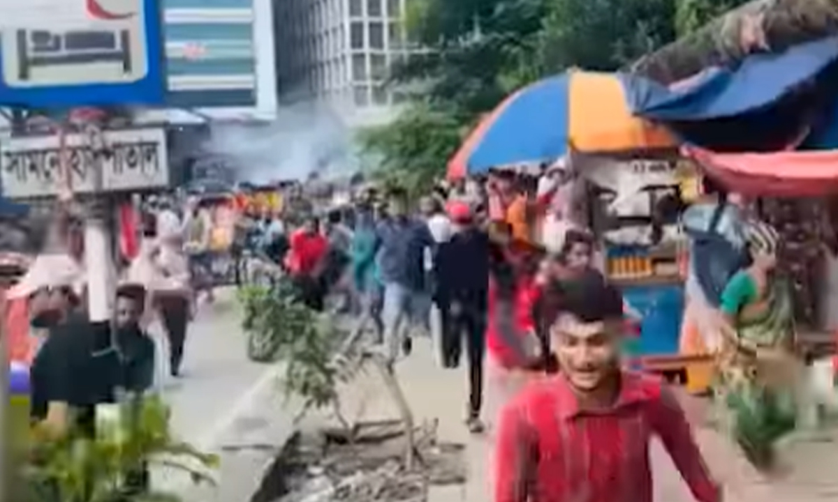 শ্যামলীতে কার্যক্রম নিষিদ্ধ আওয়ামী লীগের ঝটিকা মিছিল।