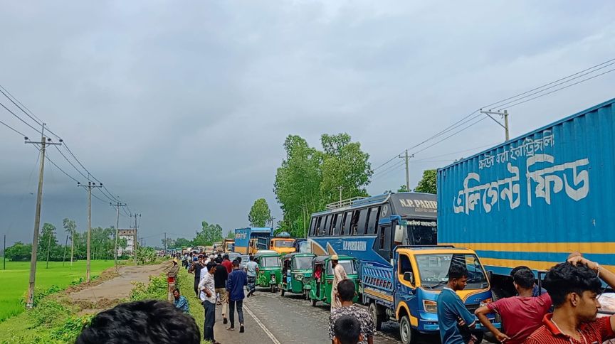 সড়ক দুর্ঘটনার সময় মহাসড়কে যানজট বাঁধে। ছবি- রূপালী বাংলাদেশ