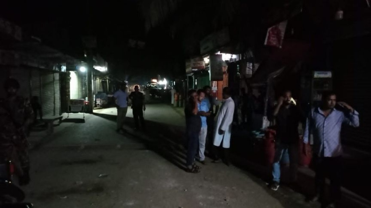 সংঘর্ষের পর মসজিদ এলাকায় থমথমে পরিস্থিতি বিরাজ করছে। ছবি- রূপালী বাংলাদেশ