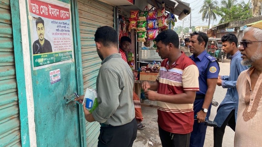 ডায়াগনস্টিক সেন্টারে তালা ঝুলিয়ে দেন নির্বাহী ম্যাজিস্ট্রেট মো. রাইসুল ইসলাম। ছবি- রূপালী বাংলাদেশ
