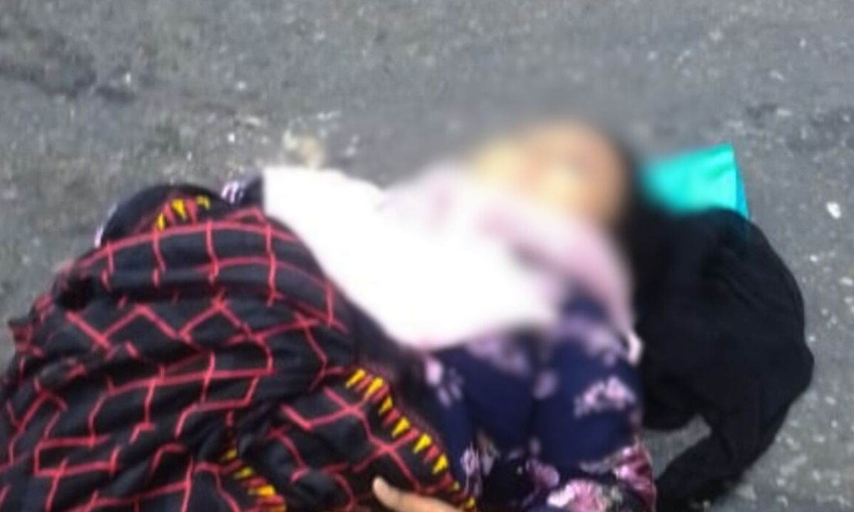 রাফেজা সুলতানা উর্মির নিথর দেহ রাস্তায়। ছবি- রূপালী বাংলাদেশ