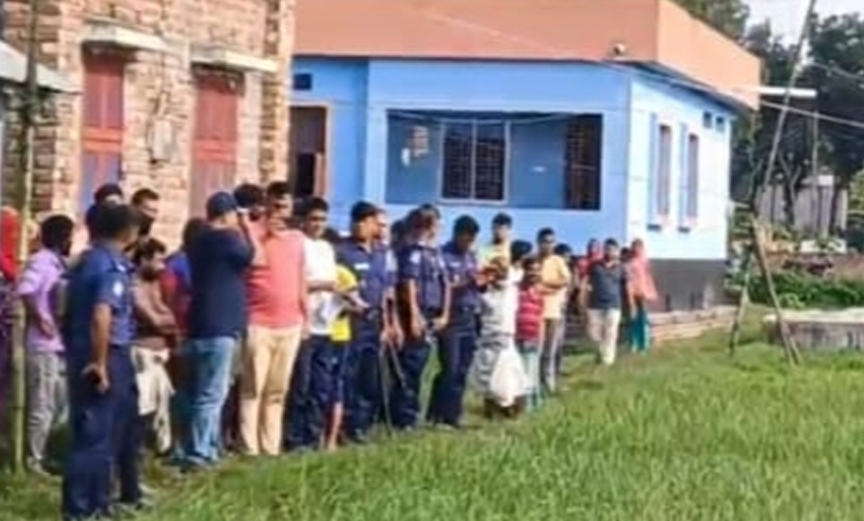 ধানক্ষেত  ঘিরে দাঁড়িয়ে মানুষ। ছবি- রূপালী বাংলাদেশ