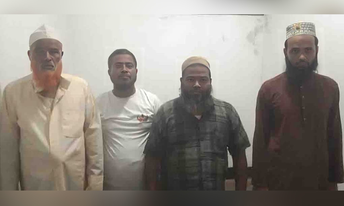 নাটোরে চাঁদা না পেয়ে ১০ দোকানে তালা দেওয়ার অভিযোগে গ্রেপ্তারকৃতরা। ছবি- রূপালী বাংলাদেশ