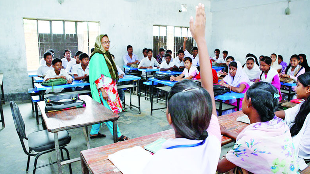 শিক্ষার্থীদের ক্লাস নিচ্ছেন শিক্ষিকা। ছবি- সংগৃহীত