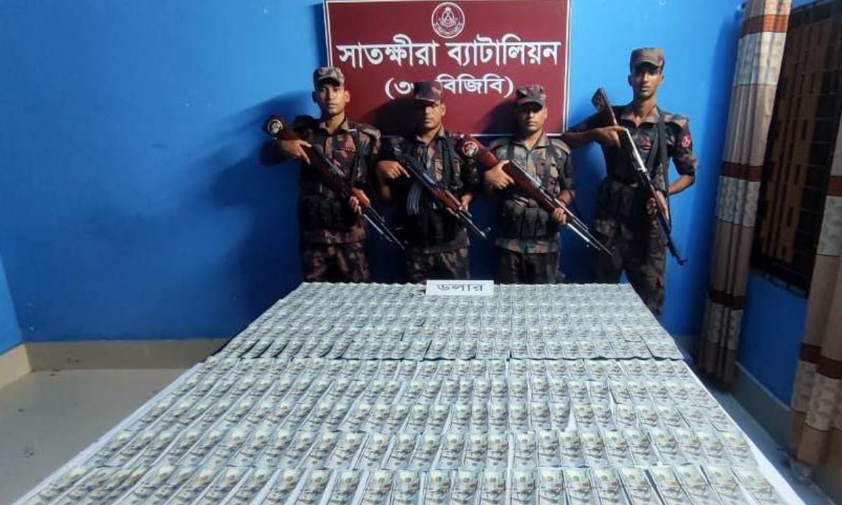 সাতক্ষীরা সীমান্তে ৩০,০০০ ইউএস ডলার জব্দ করেছে বিজিবি। ছবি- রূপালী বাংলাদেশ