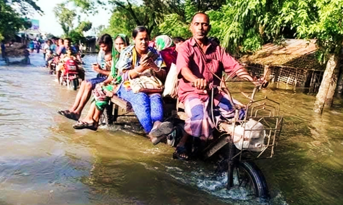 ভেসে গেছে মাছের ঘের, পানিতে ডুবে আছে ফসলের জমি। ছবি- রূপালী বাংলাদেশ