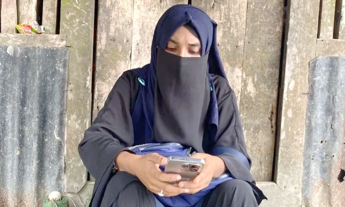 প্রেমিক আলমের অন্যত্র বিয়েতে আত্মহত্যার হুমকি প্রেমিকার। ছবি- সংগৃহীত