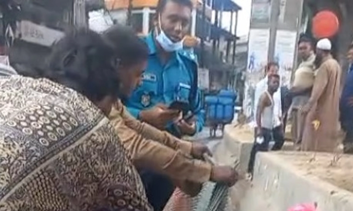 সড়কে নবজাতকের জন্ম, পুলিশের তৎপরতায় বেঁচে গেল দুই প্রাণ। ছবি- সংগৃহীত