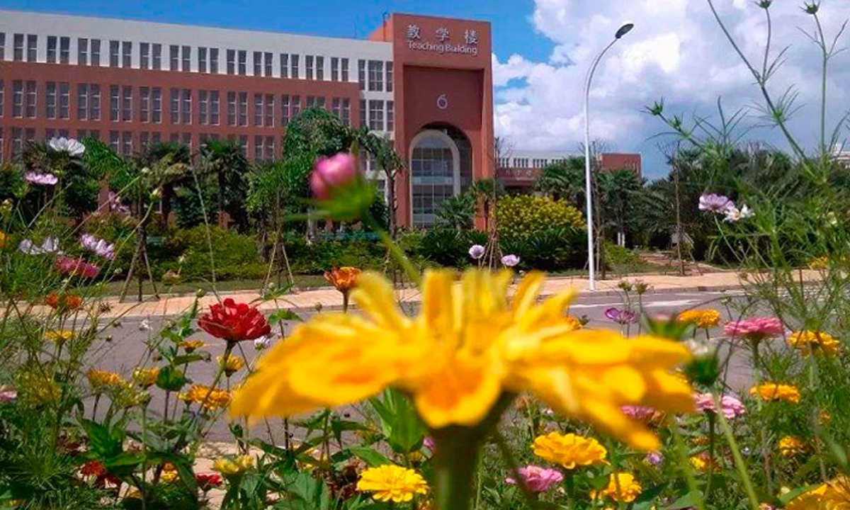 চীনের কুনমিং মেডিকেল বিশ্ববিদ্যালয়পরিদর্শন করছেন বাংলাদেশি গণমাধ্যম প্রতিনিধিরা। ছবি- সংগৃহীত