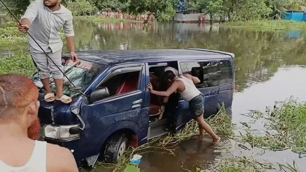 নোয়াখালীর বেগমগঞ্জে মাইক্রোবাস নিয়ন্ত্রণ হারিয়ে খালে পড়ে একই পরিবারের ৭ জন নিহত হয়। ছবি- রূপালী বাংলাদেশ