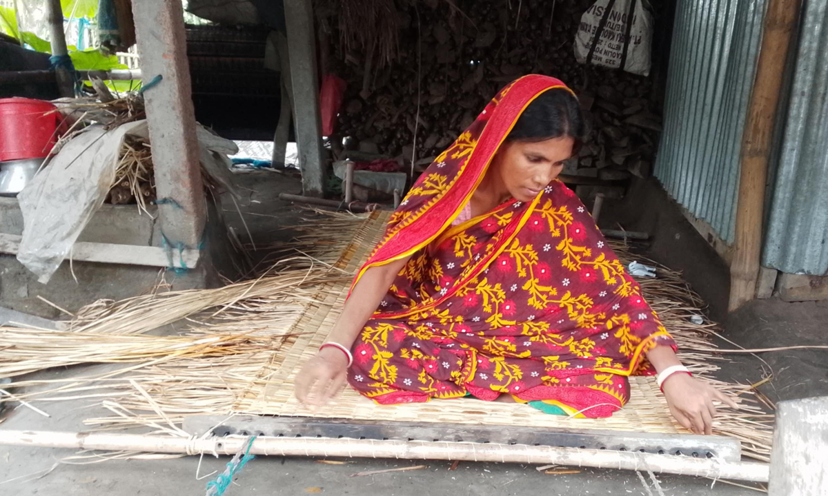 মাদুর বুনেই সংসার চলে মঞ্জুরি রানীর।   ছবি- রূপালী বাংলাদেশ