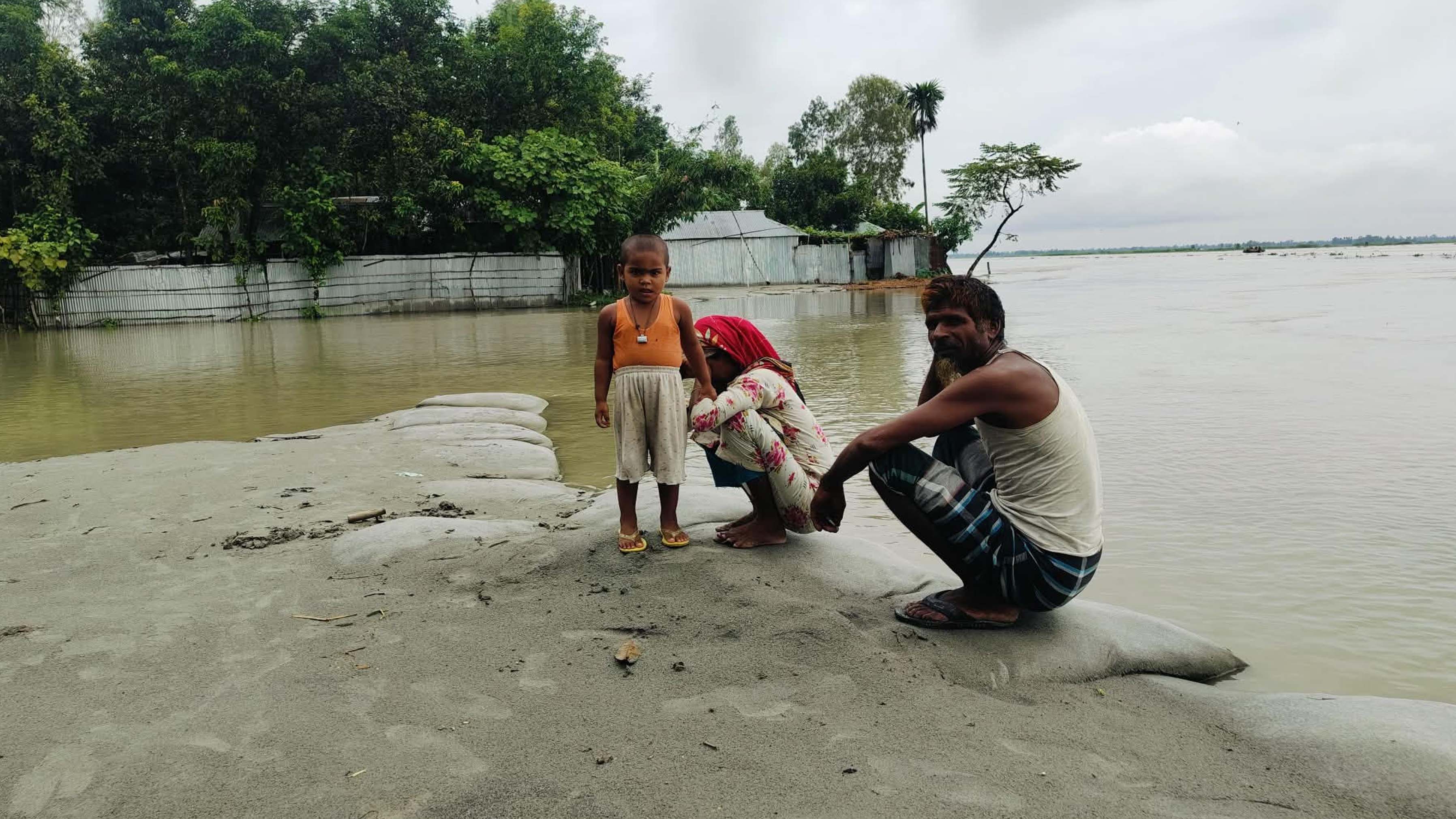 তিস্তার পানি কমলেও লালমনিরহাটে পানিবন্দি মানুষের দুর্ভোগ অব্যাহত। ছবি- রূপালী বাংলাদেশ।