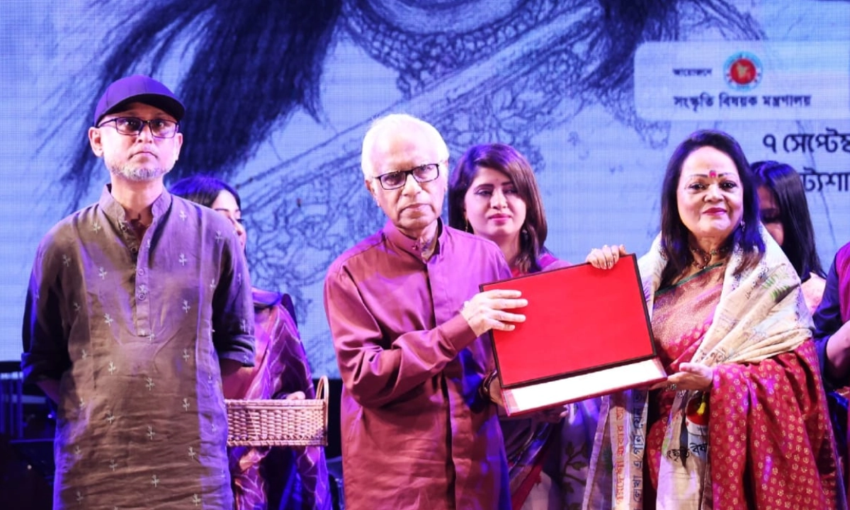 সংবর্ধনা গ্রহণ করছেন সাবিনা ইয়াসমিন। ছবি- রূপালী বাংলাদেশ