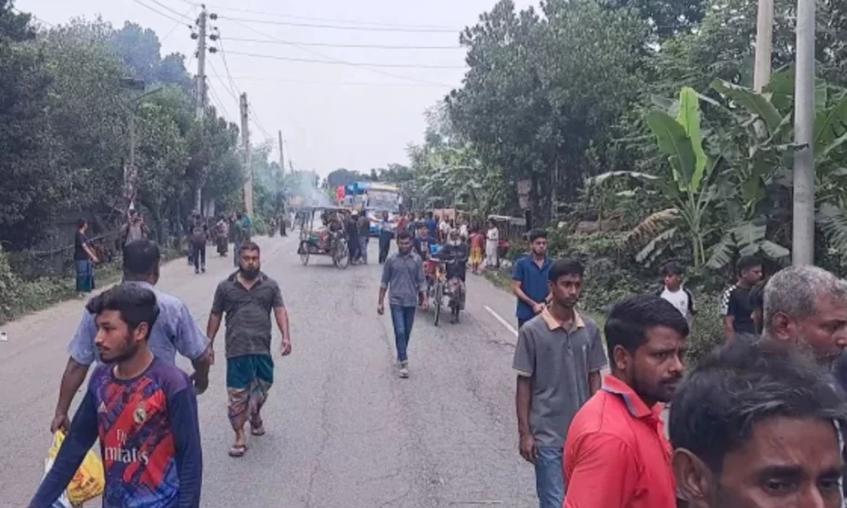 বিক্ষোভকারীরা মহাসড়ক অবরোধ করেছে। ছবি- সংগৃহীত