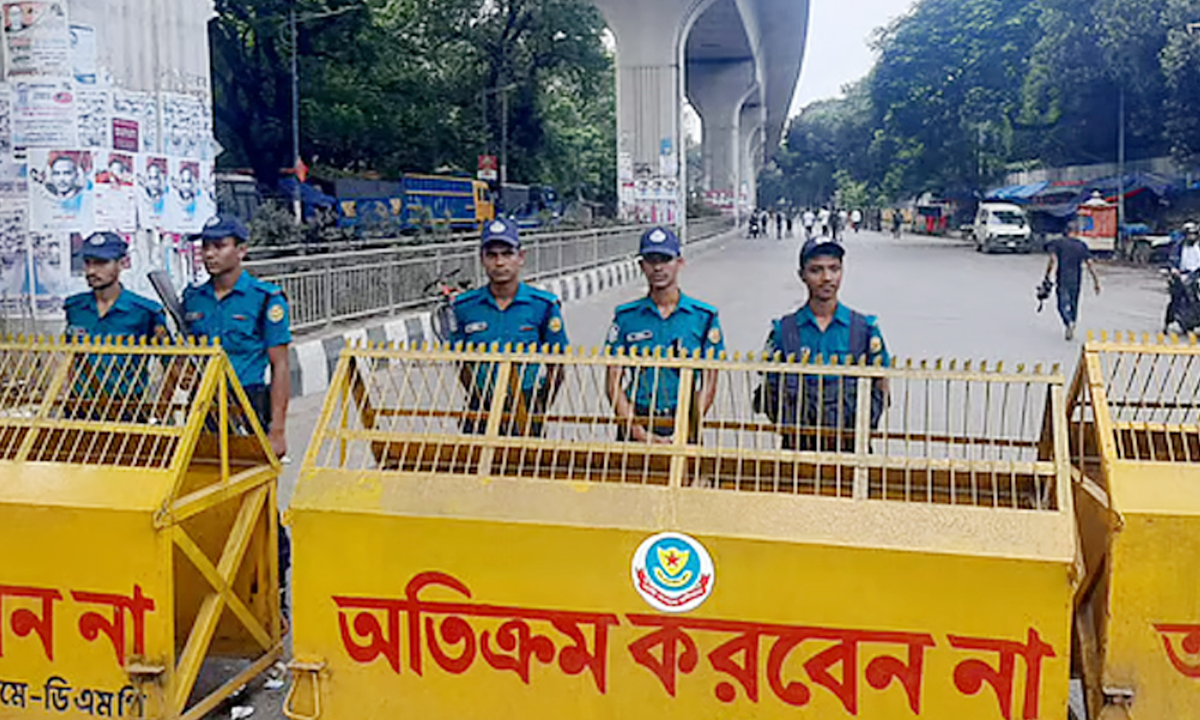 ঢাকা বিশ্ববিদ্যালয়ের প্রবেশমুখে নিরাপত্তায়  কাজ করছেন পুলিশ সদস্যরা। ছবি- সংগৃহীত
