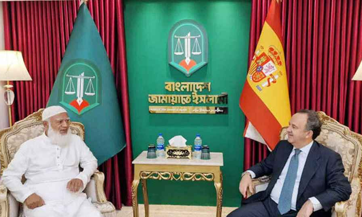 বসুন্ধরায় জামায়াত আমিরের কার্যালয়ে ঢাকায় নিযুক্ত স্পেনের রাষ্ট্রদূত গ্যাব্রিয়েল সিস্তিয়াগা ওচোয়া দে চিনচেত্রুর সঙ্গে ডা. শফিকুর রহমান। ছবি- সংগৃহীত