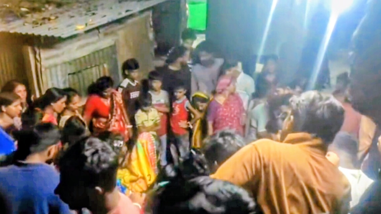 নিহতের পরিবার। ছবি- রূপালী বাংলাদেশ