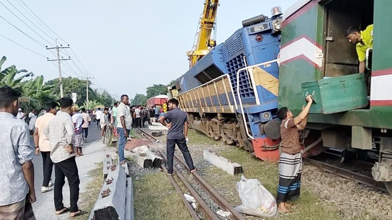 পাবনায় পঞ্চগড়গামী এক্সপ্রেস ট্রেনের দুটি বগি লাইনচ্যুত।  ছবি - সংগৃহীত
