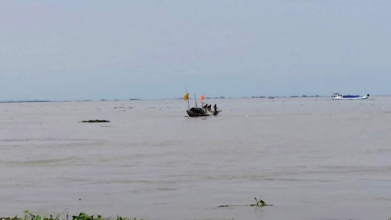 মেঘনা নদীতে বাল্কহেডের ধাক্কায় ট্রলারডুবি। ছবি - সংগৃহীত