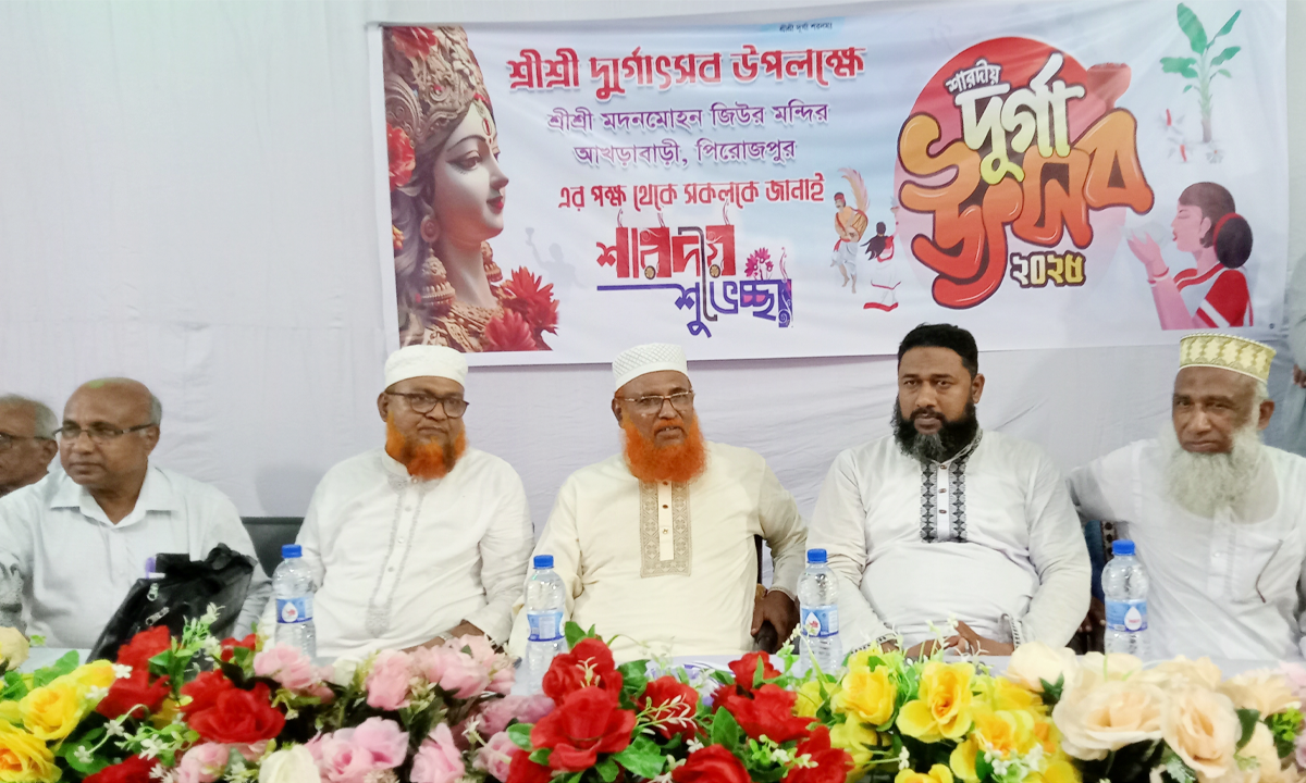 পূজামণ্ডপে বসে জামায়াতে ইসলামী নেতারা। ছবি- রূপালী বাংলাদেশ